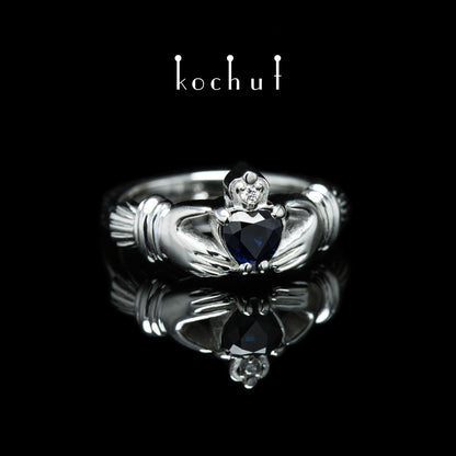 Claddagh: Liebe — Ring aus Weißgold mit Saphir und Diamant, rhodiniert mit Weißrhodium