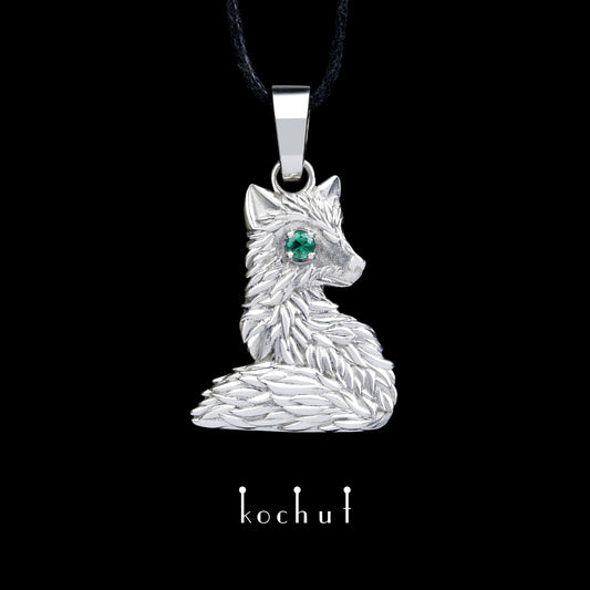 Kleiner Fuchs — silbernes Anhänger mit Smaragd, überzogen mit weißem Rhodium