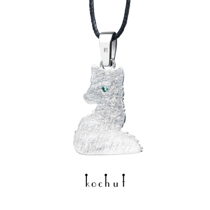 Kleiner Fuchs — silbernes Anhänger mit Smaragd, überzogen mit weißem Rhodium