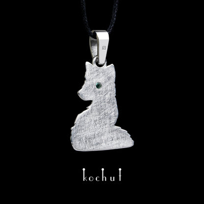 Kleiner Fuchs — silbernes Anhänger mit Smaragd, überzogen mit weißem Rhodium