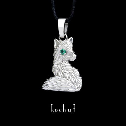 Kleiner Fuchs — silbernes Anhänger mit Smaragd, überzogen mit weißem Rhodium