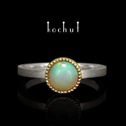 Jupiter — ein Ring aus Silber, Gelbgold und Opal