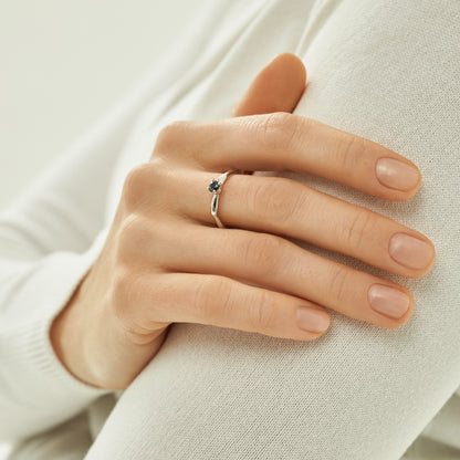 Sanfte Umarmungen — Verlobungsring aus Weißgold mit Saphir in Blau, plattiert mit weißem Rhodium