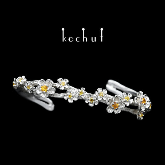 Blumenkrone — ein silbernes Armband mit Weißrhodium-Beschichtung und Saphiren