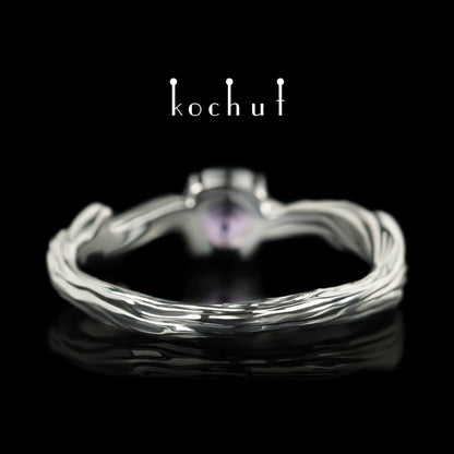 März Zweig — ein Ring aus Weißgold, plattiert mit schwarzem Rhodium und Amethyst