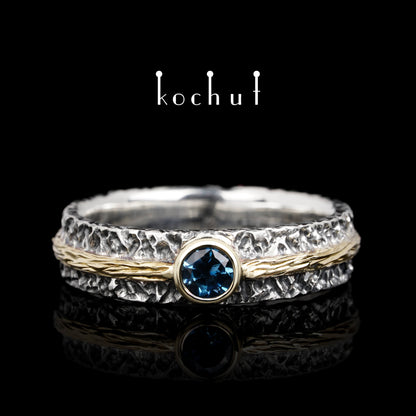Citadel — Ehering aus oxidiertem Silber und Gelbgold mit London Blue Topas