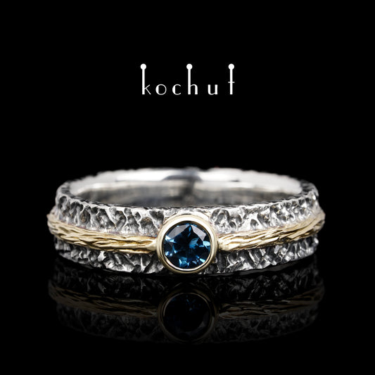 Citadel — Ehering aus oxidiertem Silber und Gelbgold mit London Blue Topas