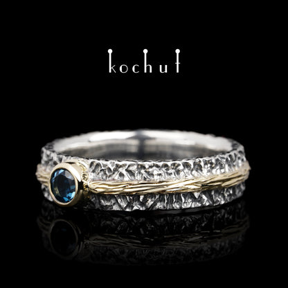 Citadel — Ehering aus oxidiertem Silber und Gelbgold mit London Blue Topas