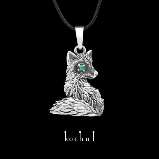 Kleiner Fuchs — Anhänger aus oxidiertem Silber mit Smaragd