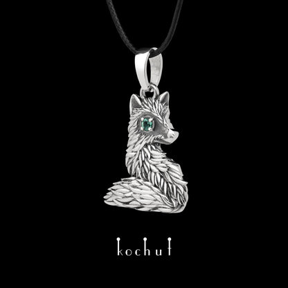 Kleiner Fuchs — Anhänger aus oxidiertem Silber mit Smaragd