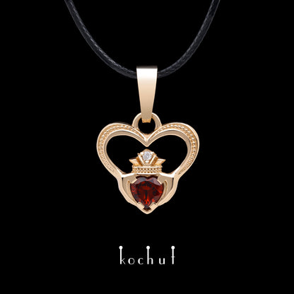Claddagh — Anhänger aus Rotgold, mit rotem Granat und Diamant