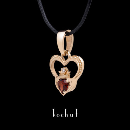 Claddagh — Anhänger aus Rotgold, mit rotem Granat und Diamant