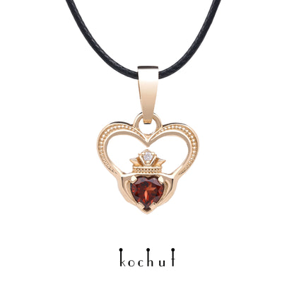 Claddagh — Anhänger aus Rotgold, mit rotem Granat und Diamant
