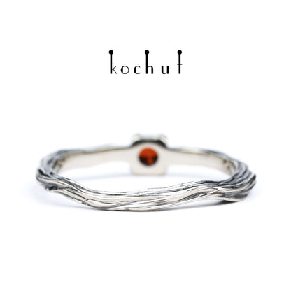 Winterzweig — Ring aus Weißgold mit Granat, beschichtet mit schwarzem Rhodium