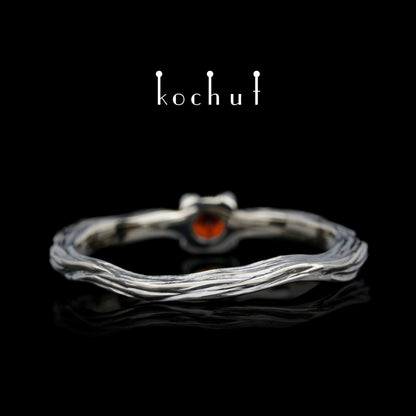 Winterzweig — Ring aus Weißgold mit Granat, beschichtet mit schwarzem Rhodium