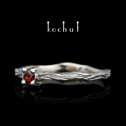 Winterzweig — Ring aus Weißgold mit Granat, beschichtet mit schwarzem Rhodium