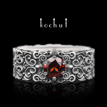 Notre-Dame — Ring aus oxidiertem Silber mit Granat