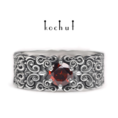 Notre-Dame — Ring aus oxidiertem Silber mit Granat