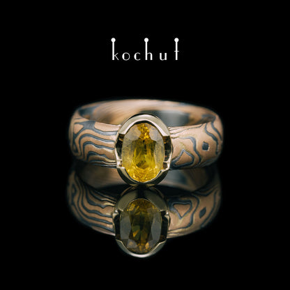 Sophora — Mokume-Ring aus Rot- und Gelbgold, oxidiertem und graviertem Silber mit gelbem Saphir