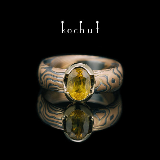 Sophora — Mokume-Ring aus Rot- und Gelbgold, oxidiertem und graviertem Silber mit gelbem Saphir