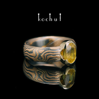 Sophora — Mokume-Ring aus Rot- und Gelbgold, oxidiertem und graviertem Silber mit gelbem Saphir