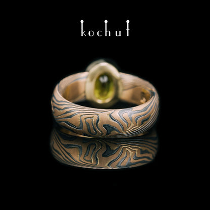 Sophora — Mokume-Ring aus Rot- und Gelbgold, oxidiertem und graviertem Silber mit gelbem Saphir