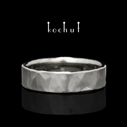 Licht: breit — silberner flacher Ehering mit weißem Rhodium
