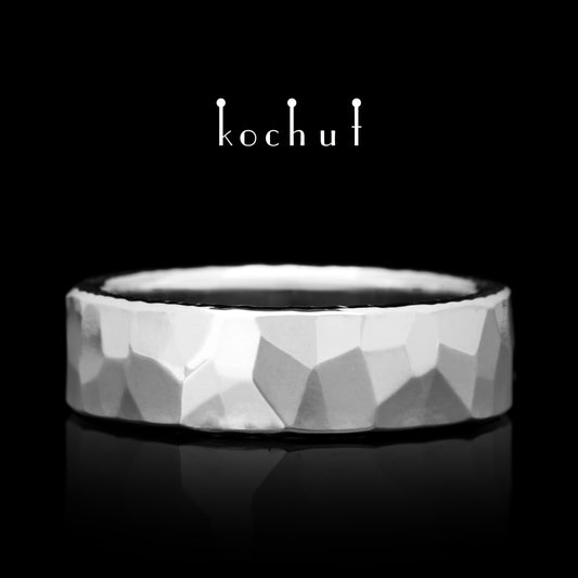 Licht: breit — silberner flacher Ehering mit weißem Rhodium