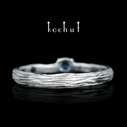 Zartes Zweig — silberner Ring mit einem Saphir, beschichtet mit WeißgoldrhODIUM