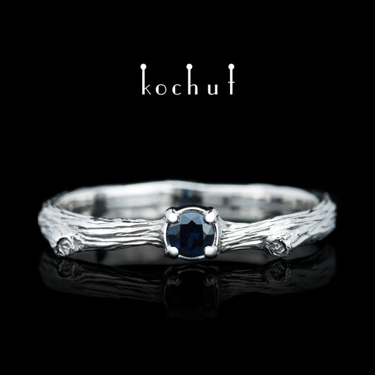 Zartes Zweig — silberner Ring mit einem Saphir, beschichtet mit WeißgoldrhODIUM