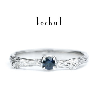 Zartes Zweig — silberner Ring mit einem Saphir, beschichtet mit WeißgoldrhODIUM