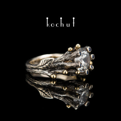 Triumph des Lebens — Verlobungsring aus 18 Karat Weißgold und 14 Karat Gelbgold mit Diamanten und Saphiren, überzogen mit schwarzem Rhodium