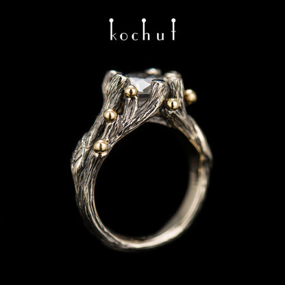 Triumph des Lebens — Verlobungsring aus 18 Karat Weißgold und 14 Karat Gelbgold mit Diamanten und Saphiren, überzogen mit schwarzem Rhodium