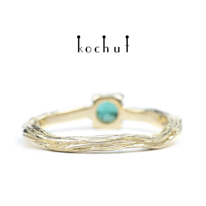 Winterzweig — Ring aus Gelbgold mit Smaragd