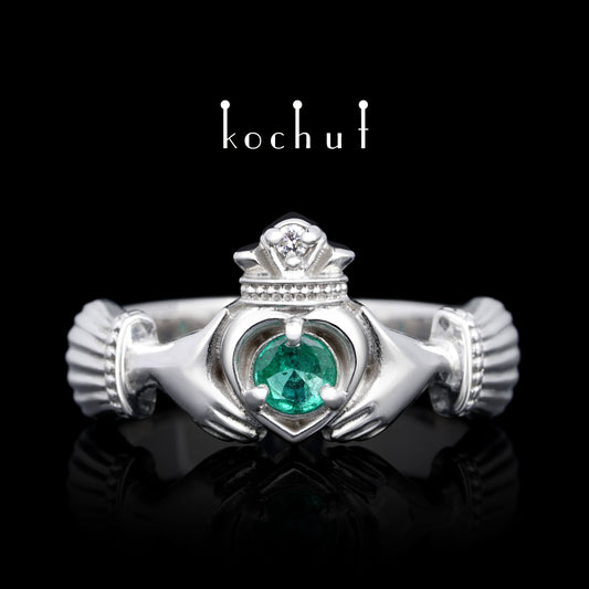 Claddagh: Treue — Ring aus Silber mit Smaragd und Diamant, überzogen mit weißem Rhodium