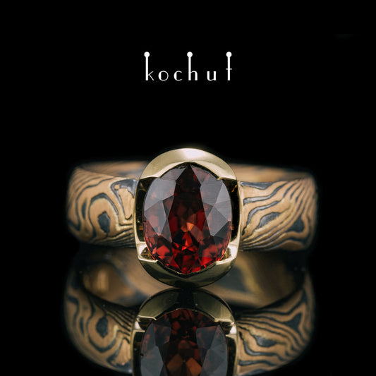 Sophora — Ring aus Rotgold, Gelbgold, graviertem und oxidiertem Silber mit Granat