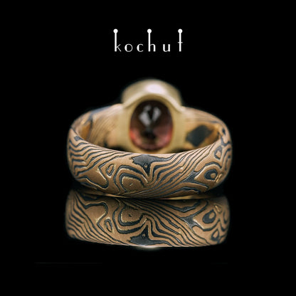 Sophora — Ring aus Rotgold, Gelbgold, graviertem und oxidiertem Silber mit Granat