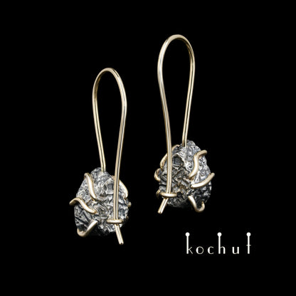 Aurora — Ohrringe aus oxidiertem Silber und Gelbgold mit Amethysten