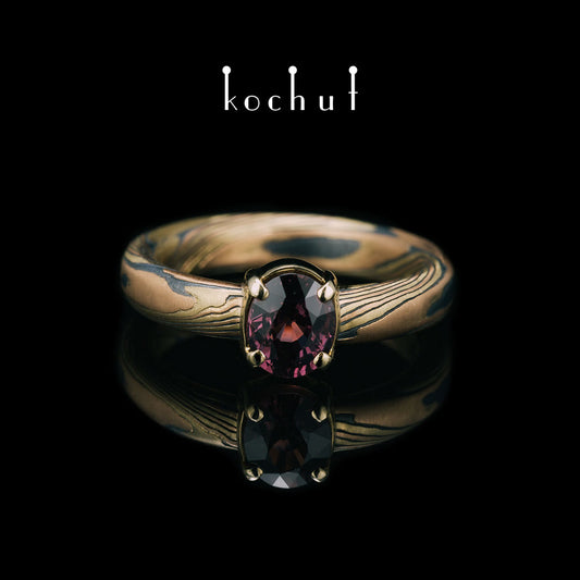 Haiku — Mokume-Ring aus Rot-, Gelb- und Weißgold, graviert und oxidiertes Silber mit Spinell