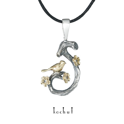 Vogel auf einem Zweig: Frühling — Anhänger aus oxidiertem Silber und Gelbgold mit Diamanten