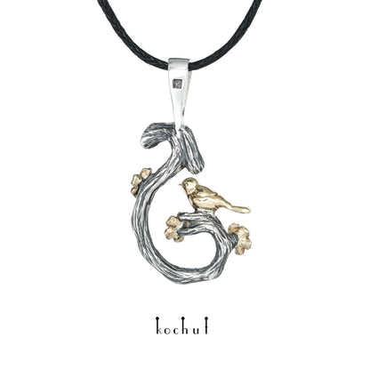 Vogel auf einem Zweig: Frühling — Anhänger aus oxidiertem Silber und Gelbgold mit Diamanten