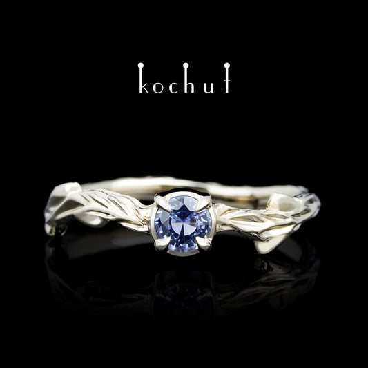 Märzzweig — Ring aus Weißgold mit Kornblumen-Saphir