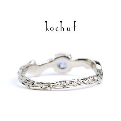 Märzzweig — Ring aus Weißgold mit Kornblumen-Saphir