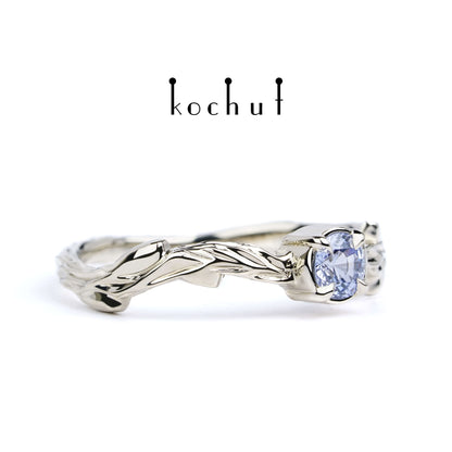 Märzzweig — Ring aus Weißgold mit Kornblumen-Saphir