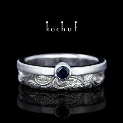 In Freude und Leid: Hälften — Silberhochzeitssilberring mit Saphir, überzogen mit weißem Rhodium