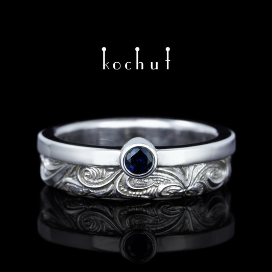 In Freude und Leid: Hälften — Silberhochzeitssilberring mit Saphir, überzogen mit weißem Rhodium