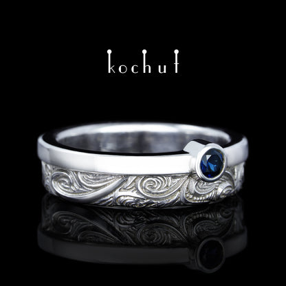In Freude und Leid: Hälften — Silberhochzeitssilberring mit Saphir, überzogen mit weißem Rhodium