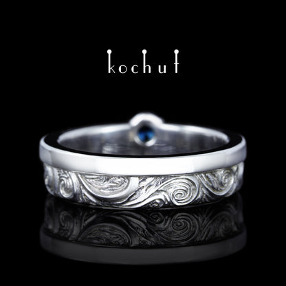 In Freude und Leid: Hälften — Silberhochzeitssilberring mit Saphir, überzogen mit weißem Rhodium
