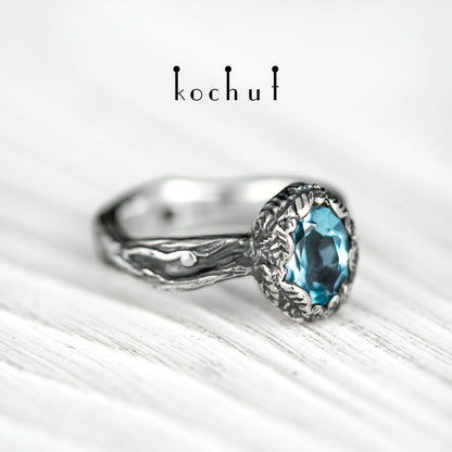Quelle des Lebens — Ring aus oxidiertem Silber mit Topas