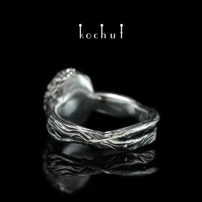 Quelle des Lebens — Ring aus oxidiertem Silber mit Topas